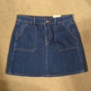 (NWT) OLD NAVY blue denim mini skirt. Size 6.